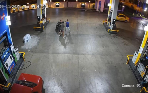 لقطة من كاميرا المراقبة تُظهر شجارًا بين ثلاثة شبان في محطة وقود بمدينة أضنة – Adana، حيث تعرّض أحدهم للكمة قوية تسببت في سقوطه أرضًا وفقدانه الوعي.