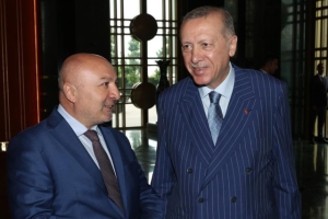 الرئيس التركي رجب طيب أردوغان (Recep Tayyip Erdoğan) مع كبير مستشاريه الراحل حمدي قليتش (Hamdi Kılıç).