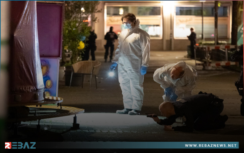 محققون في موقع هجوم الطعن بمدينة سولينغن الألمانية وهم يفحصون المكان بعد الحادثة