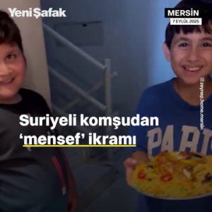 طفلان سوريان في مرسين يحملان طبق "منسف" لتقديمه كهدية لجارتهم المعلمة التركية، في موقف يعكس روح الجيرة والتآخي.