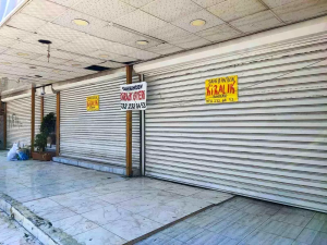 محلات تجارية مغلقة في ولاية أضنة مع لافتات للإيجار، بعد عودة العديد من السوريين إلى بلادهم وتركهم لأعمالهم