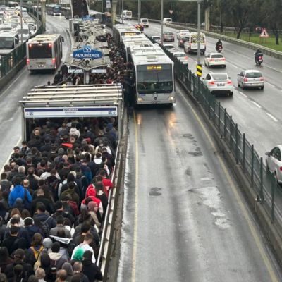 ازدحام شديد للركاب في محطة ألتونيزاده (Altunizade) على خط المتروبوس في إسطنبول، مع طوابير طويلة بانتظار الحافلات.